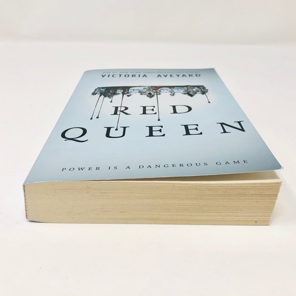 RED QUEEN VICTORIA AVEYARD SOFTCOVER BOOK - Picture 3 of 7